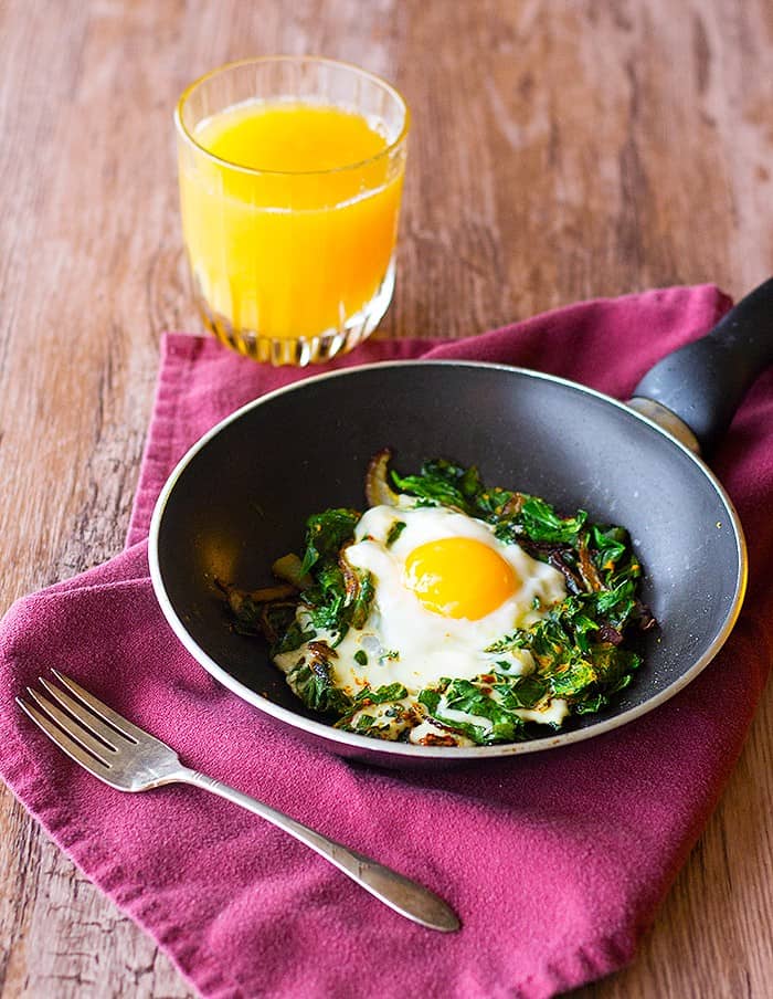 Persian spinach and eggs is packed with nutritious ingredients. 