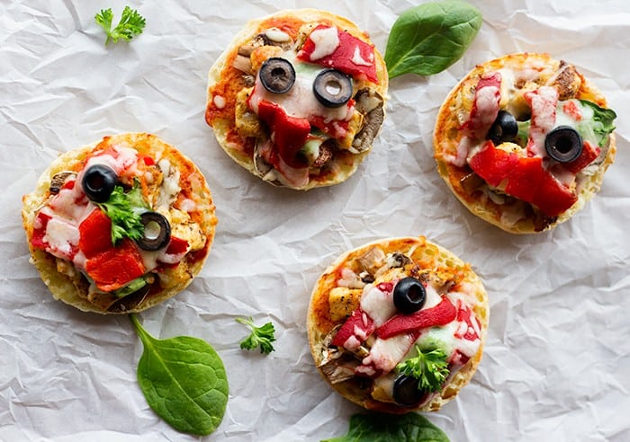 A delicious English muffin pizza made with barbecue chicken and roasted pepper. These easy English muffin pizzas are perfect for dinner or an afternoon snack. 