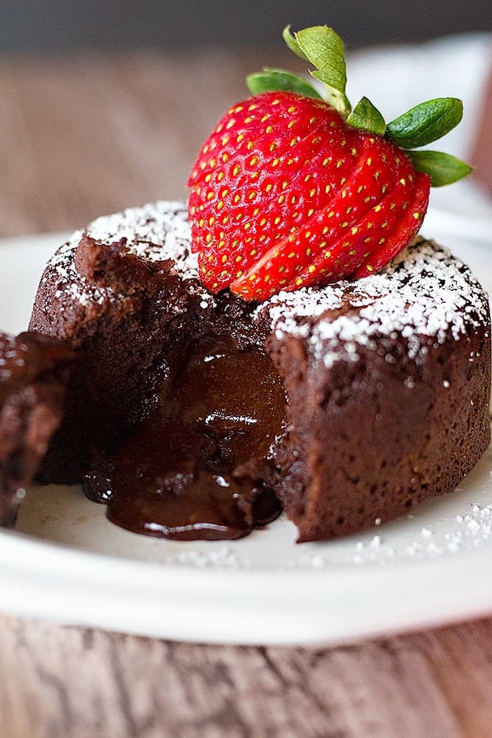 Molten lava cake with a gooey center full of chocolate. It's easy and tasty! 