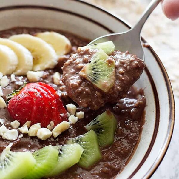 This Nutella Cocoa Oatmeal Bowl is perfect for breakfast, or any time that you crave something sweet and easy! Make it even better by adding some cocoa powder!