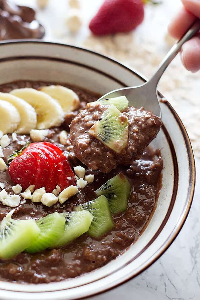 This Nutella Cocoa Oatmeal Bowl is perfect for breakfast, or any time that you crave something sweet and easy! Make it even better by adding some cocoa powder! 