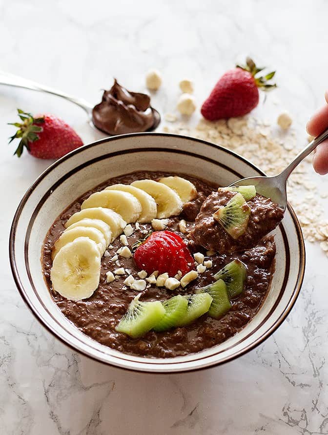 This Nutella Cocoa Oatmeal Bowl is perfect for breakfast, or any time that you crave something sweet and easy! Make it even better by adding some cocoa powder! 