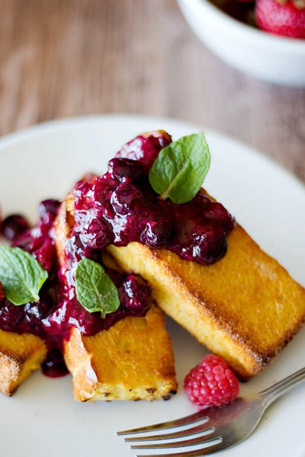 This homemade baked French toast with Berry compote is all you need for a Sunday morning! Save time and energy by baking these French toasts in the oven! 