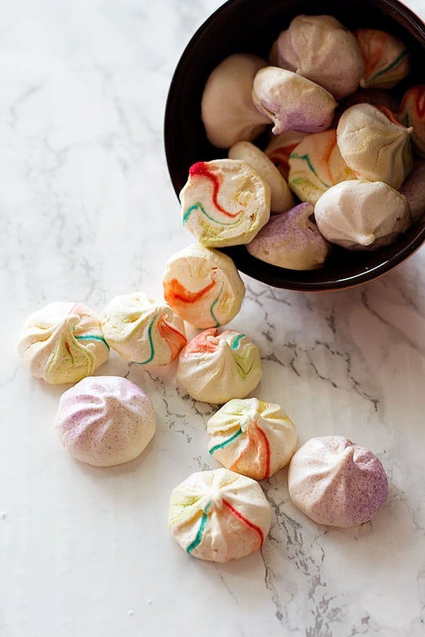 Easy meringue recipe that is indeed easy! Just follow a few tips and you will have delicious and crispy meringue cookies all the time!