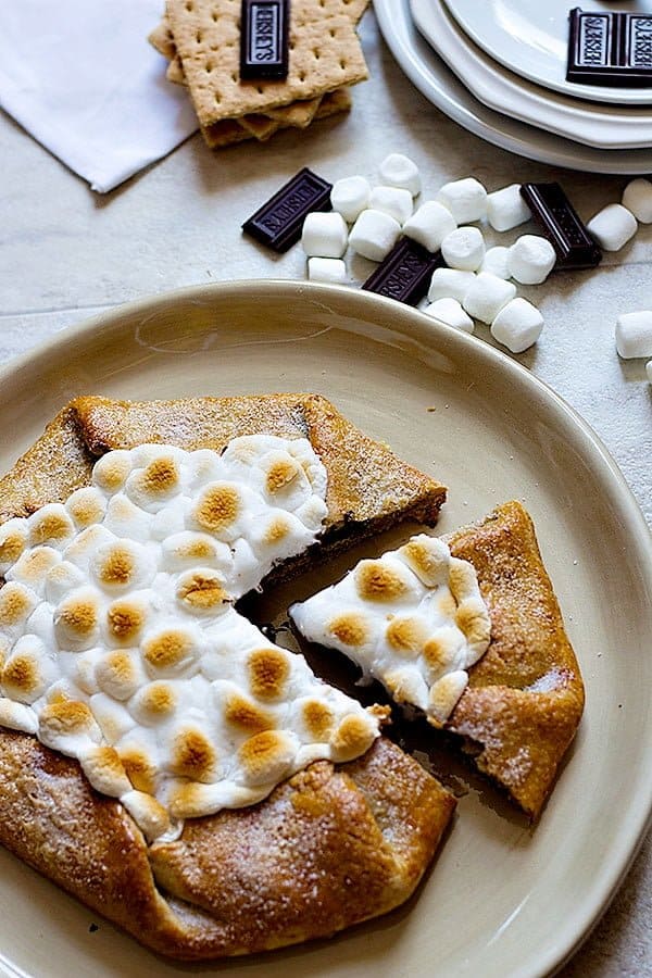 S'mores are delicious in any shape or form. Make this super easy S'mores Galette with graham crackers crust and enjoy a wonderful summer! 