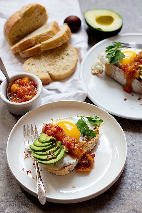 Say good bye to boring breakfast. This Sweet and Spicy Breakfast toast is here to help you start a delicious day. Start the day with a kick of salsa for more flavor! 