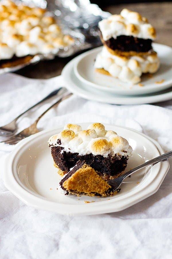 To make these gooey s'mores brownies with marshmallows, you need graham crackers crust, brownie batter and marshmallows. 