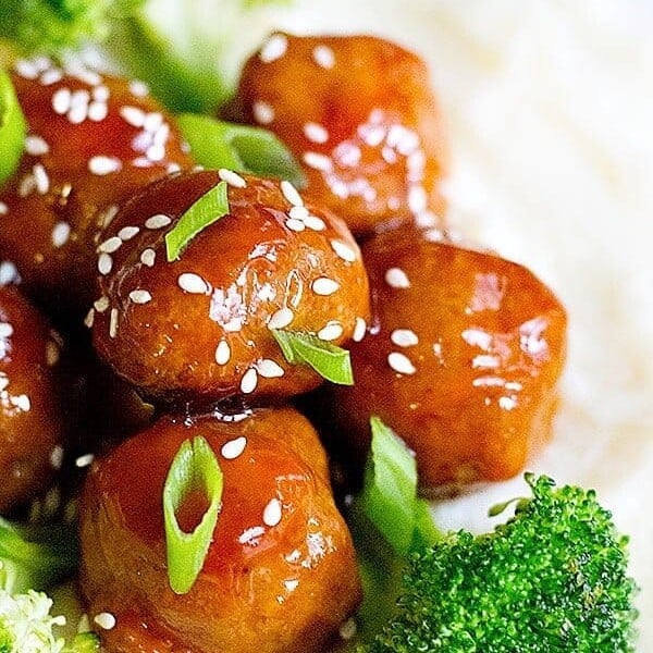 These Honey Sriracha Meatballs are quick and easy to make. The sweet and hot flavors match so well with the creamy and buttery mashed potatoes, which makes it perfect for a weeknight dinner!