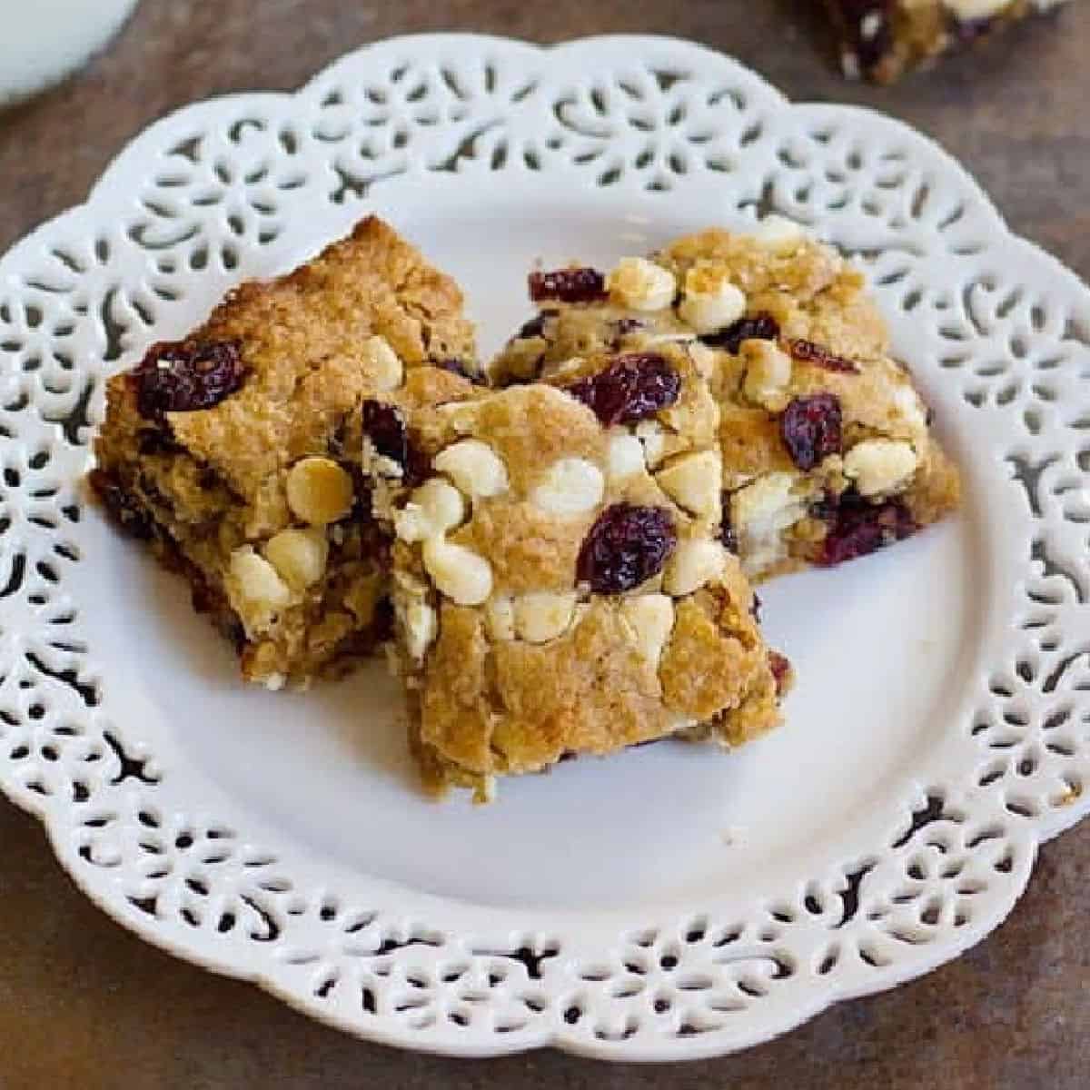 These Cranberry White Chocolate Oatmeal Cookie Bars have all the good flavors in one single bite! Sweet and tart cranberries go very well with festive white chocolate morsels! 
