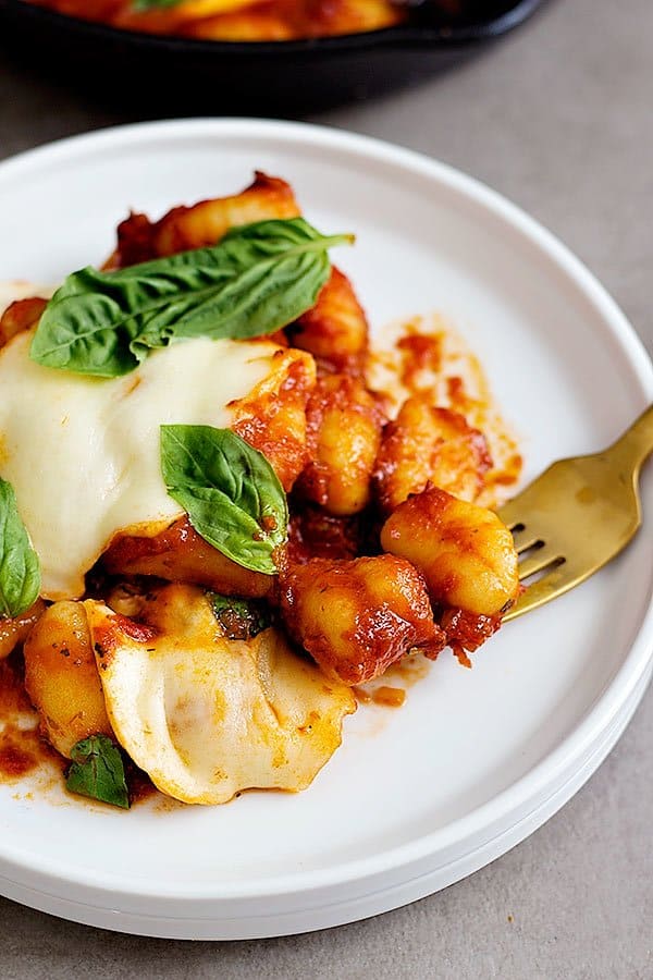 Have a fancy homemade meal in twenty minutes! Make this Easy Caprese Gnocchi so your entire family can enjoy a delicious meal together.
