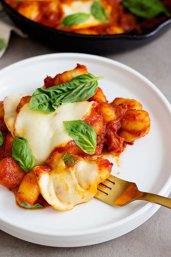 Have a fancy homemade meal in twenty minutes! Make this Easy Caprese Gnocchi so your entire family can enjoy a delicious meal together.