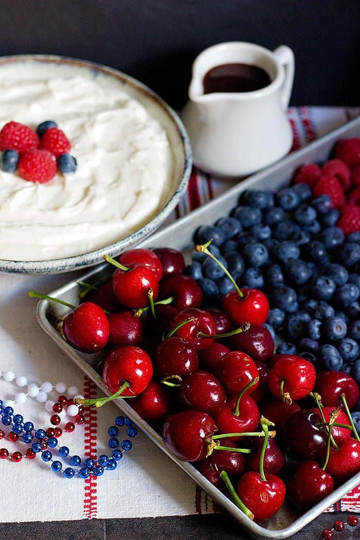 Make your own no bake cheesecake bar easily and with only a few ingredients! Everyone loves a cool and delicious no bake cheesecake!