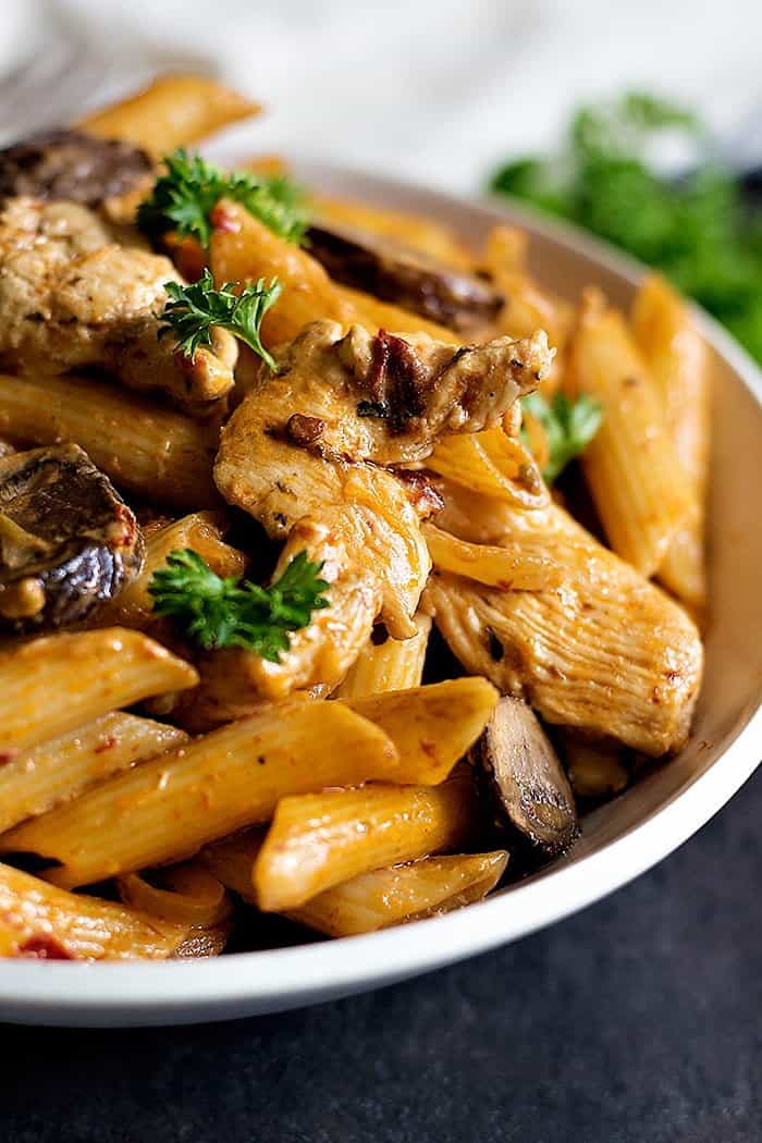 Upgrade your usual dinner with this Adobo Pasta with Chicken. From Unicornsinthekitchen.com #adobo #pasta