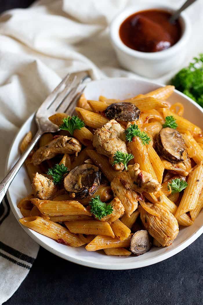 Upgrade your usual dinner with this Adobo Pasta with Chicken. From Unicornsinthekitchen.com #adobo #pasta