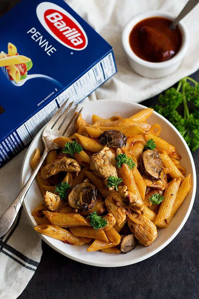 Upgrade your usual dinner with this Adobo Pasta with Chicken. From Unicornsinthekitchen.com #adobo #pasta
