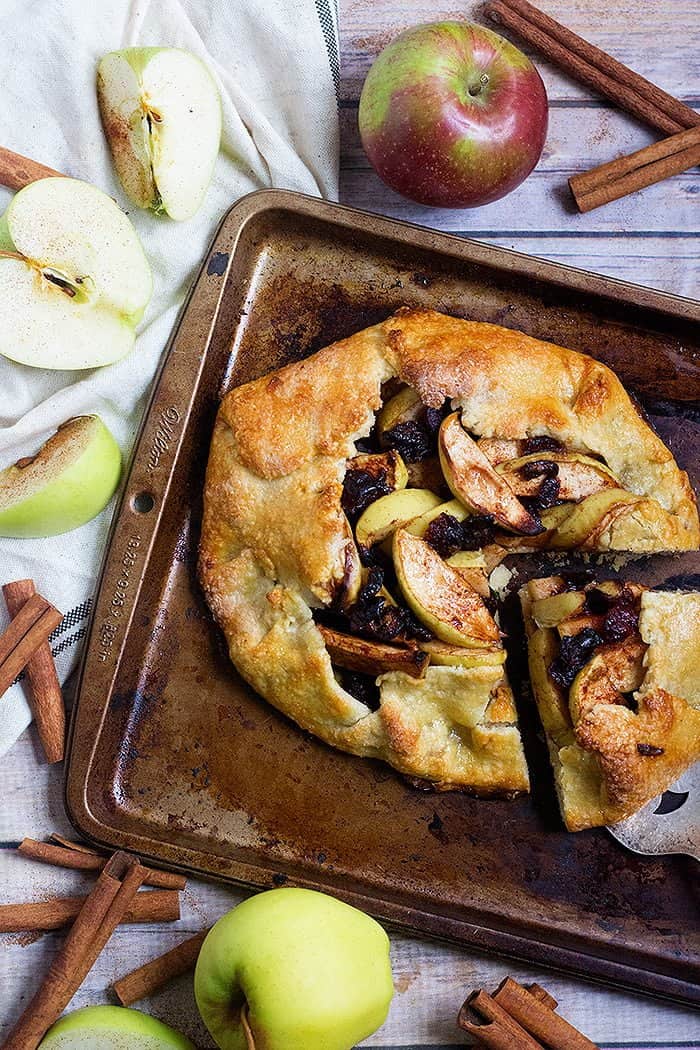 This Apple Galette Recipe will be your favorite! Buttery flaky crust filled with spiced apples and baked to perfection. From UnicornsintheKitchen.com #apple