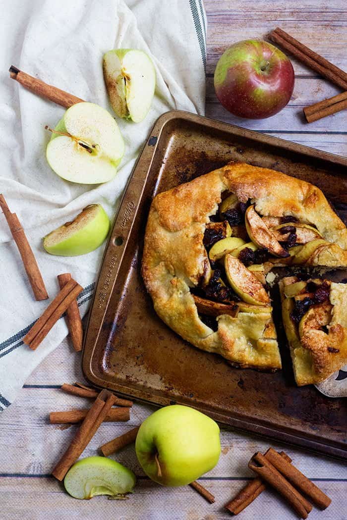 This Apple Galette Recipe will be your favorite! Buttery flaky crust filled with spiced apples and baked to perfection. From UnicornsintheKitchen.com #apple