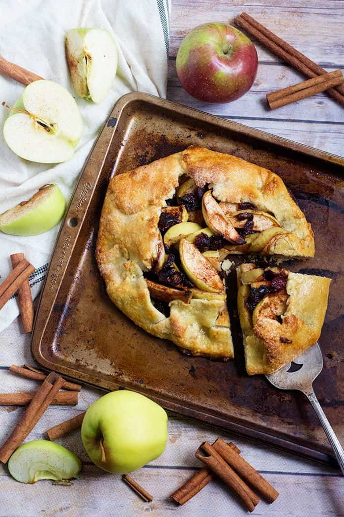 This Apple Galette Recipe will be your favorite! Buttery flaky crust filled with spiced apples and baked to perfection. From UnicornsintheKitchen.com #apple