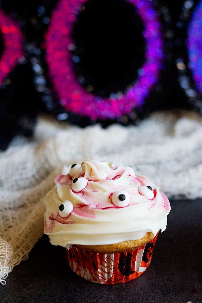 How to Make Bloody Cupcakes (Quick Tutorial) #Halloween #Cupcake From UnicornsintheKitchen.com