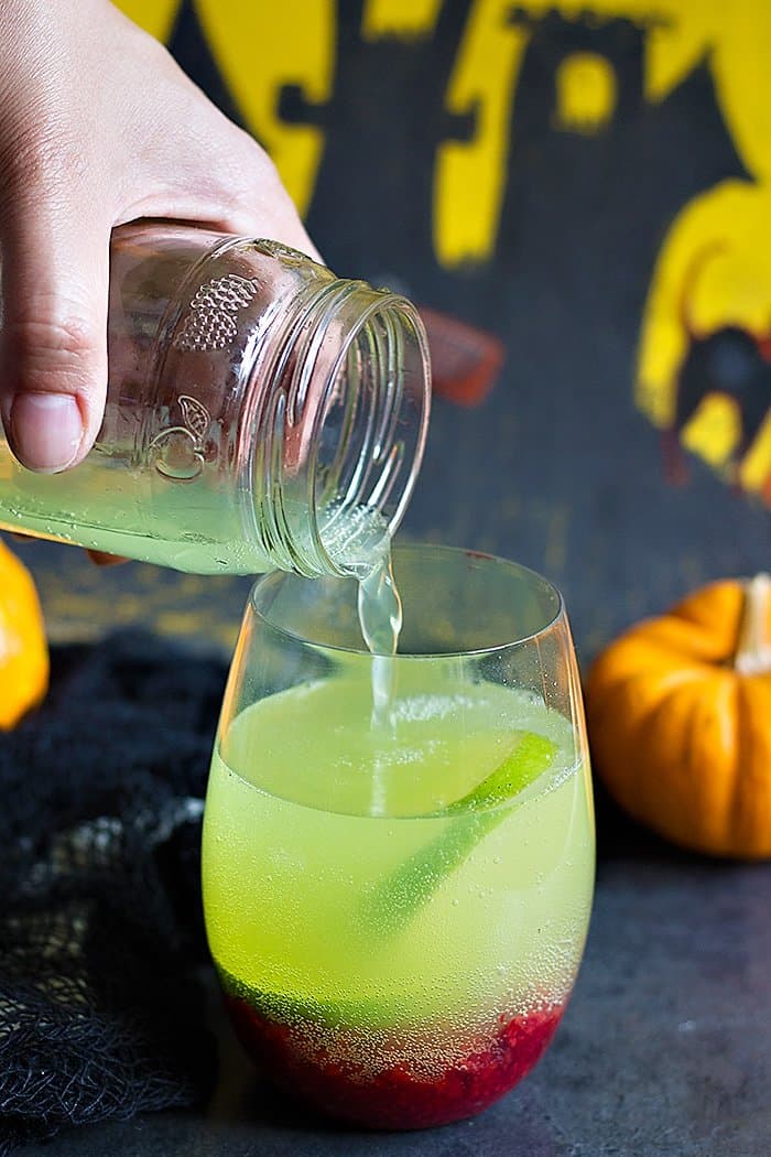 Make this spooky Green Halloween Punch for your Halloween party and have fun. From unicornsinthekitchen.com #Halloween #punchdrink
