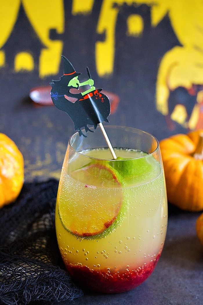 Make this spooky Green Halloween Punch for your Halloween party and have fun. From unicornsinthekitchen.com #Halloween #punchdrink