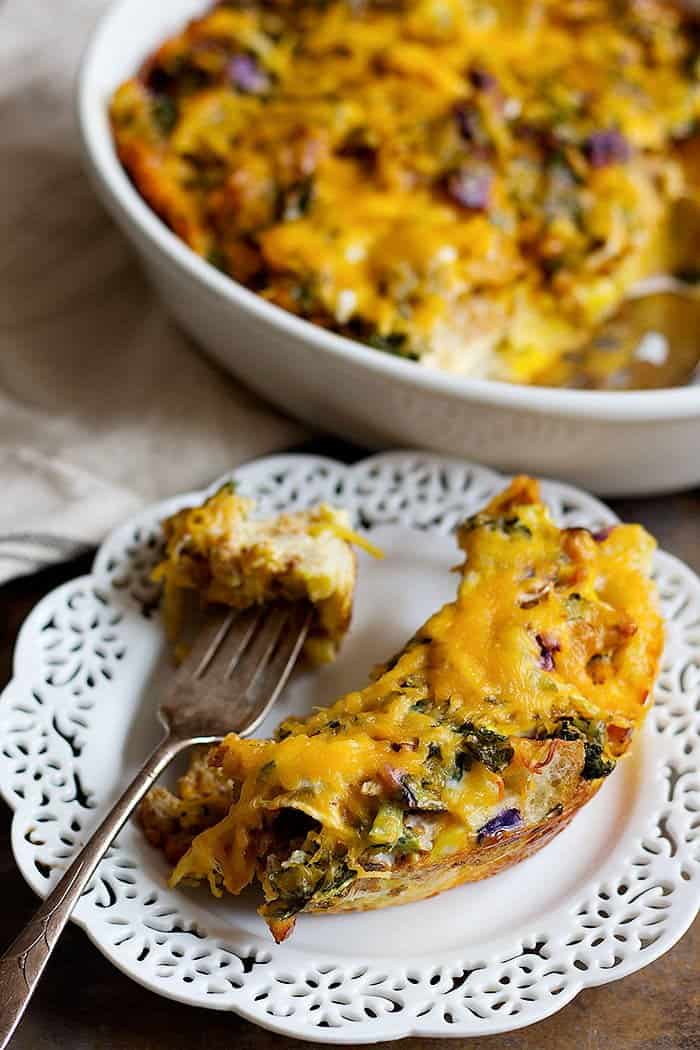 This is The Best Vegetable Strata Recipe ever. From unicornsinthekitchen.com #brunch #strata