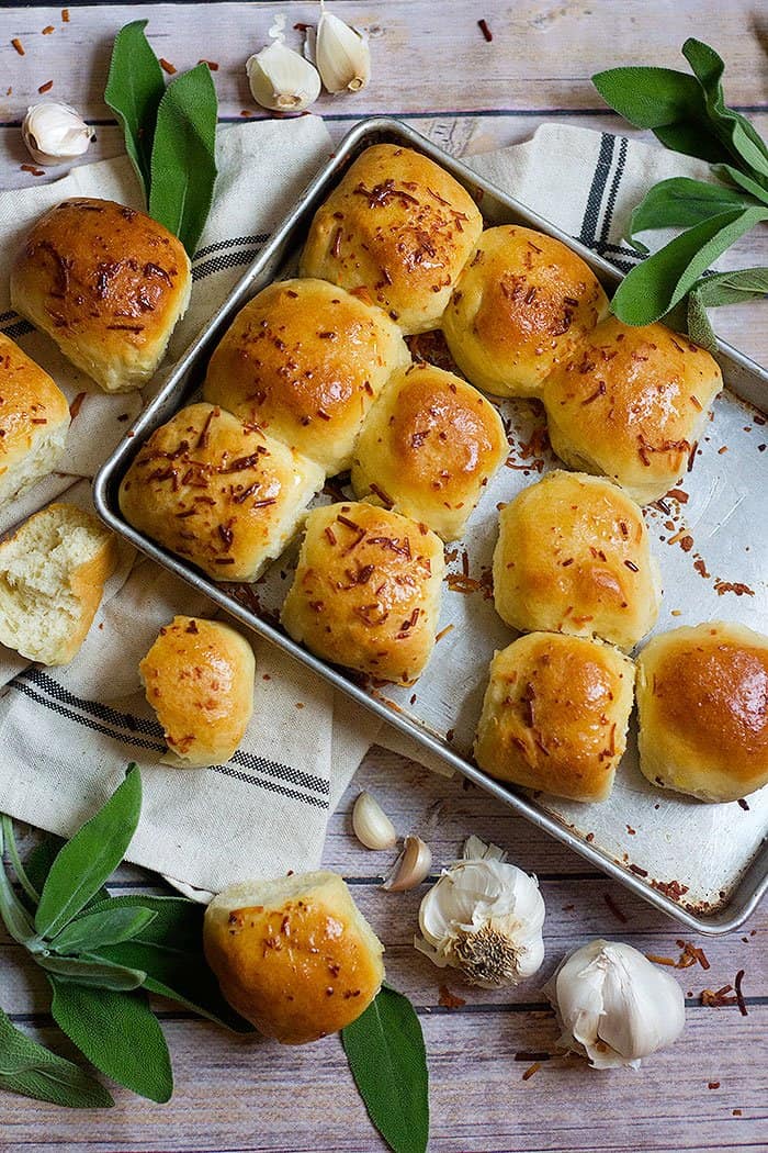 Garlic Buns Recipe | Garlic Dinner Rolls | Garlic Buns Homemade | From UnicornsintheKitchen.com