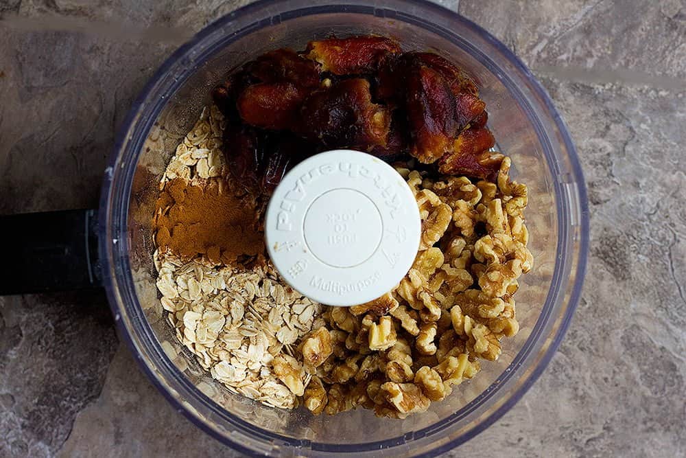 Date Granola Bars For this healthy granola bar recipe you need dates, walnuts, oats and cinnamon. Place all the ingredients in a food processor.