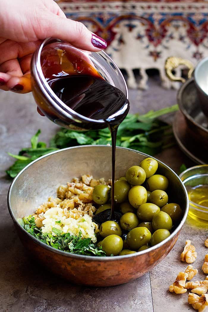 To make these marinated olives, mix all the ingredients, pour pomegranate molasses into the bowl and mix well. 