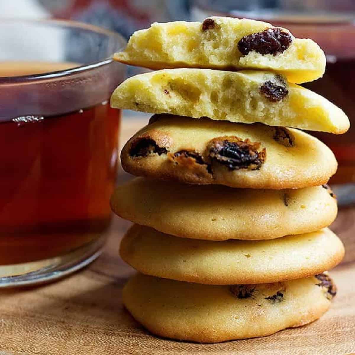 These Persian raisin cookies are ready in 30 minutes and are perfect for any day of the year. They're buttery and crispy around the edges, and so soft on the inside!
