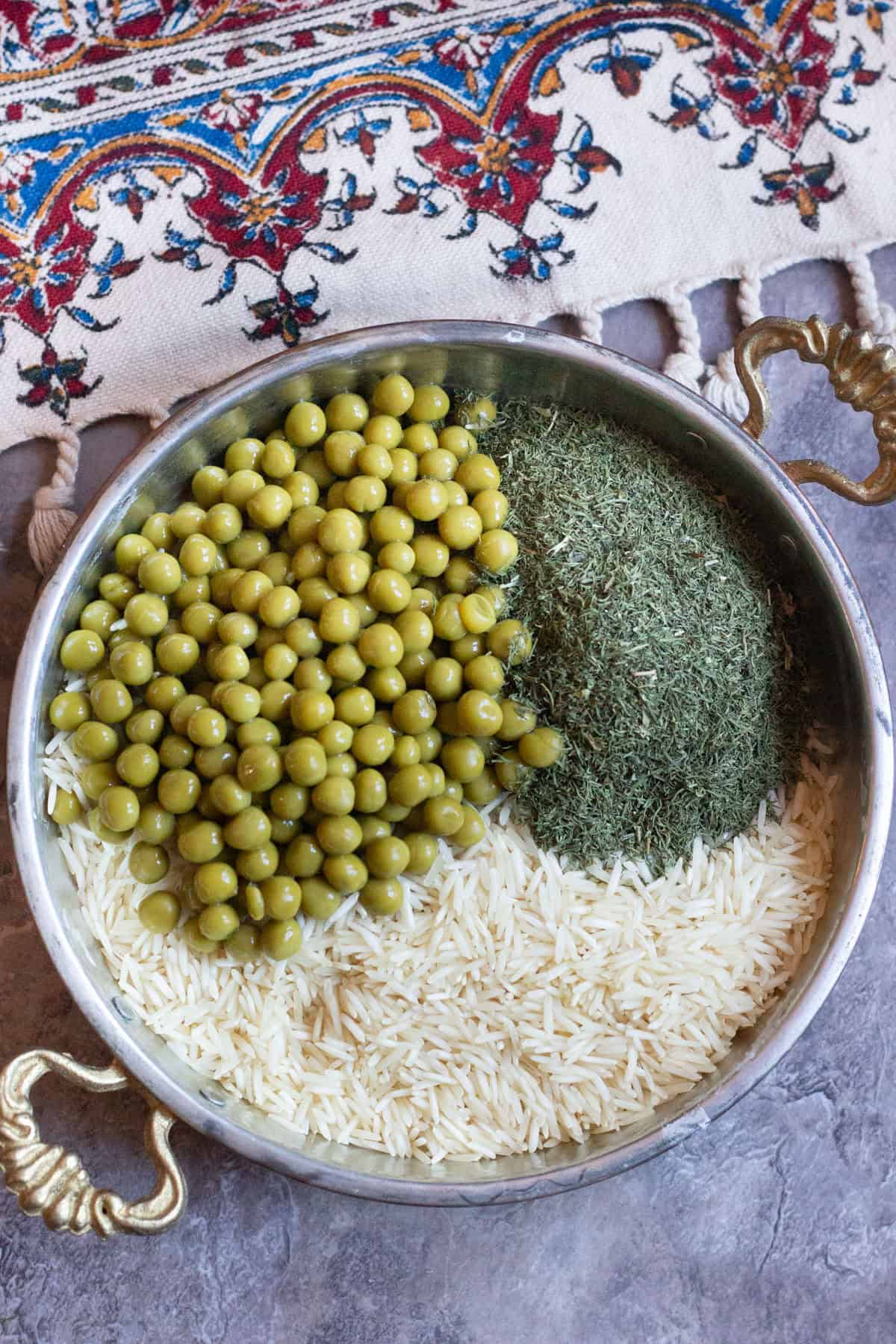 Place rice, dried dill weed and peas in a pot and fill with water. 