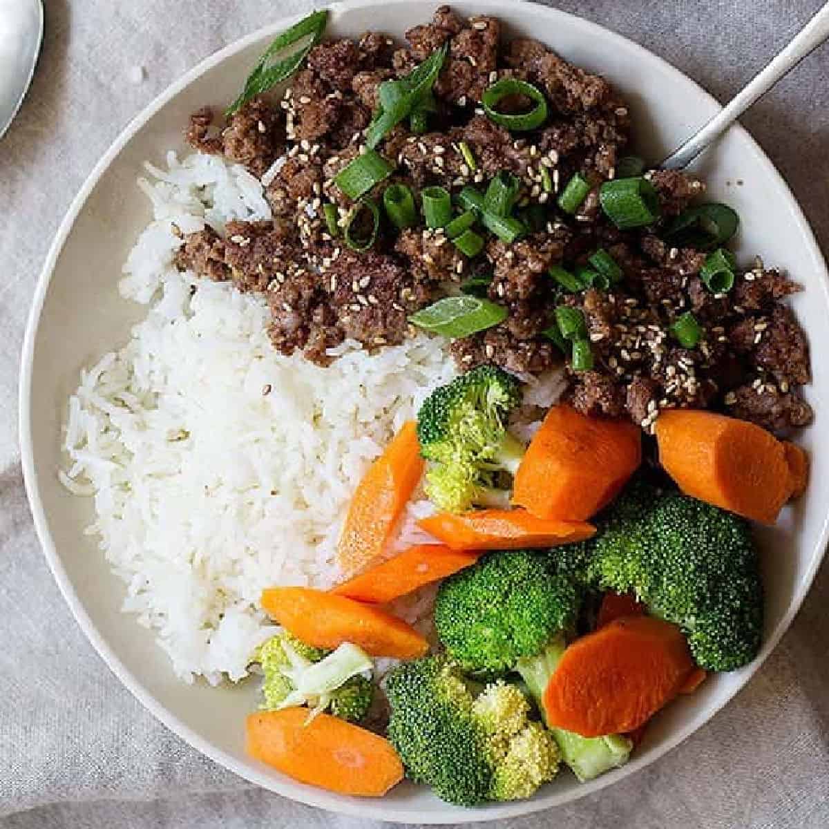 This Korean beef bowl is a great choice for a weeknight dinner. Flavorful ground beef and rice cooked in an appetizing sauce give you an outstanding meal in only twenty minutes!
