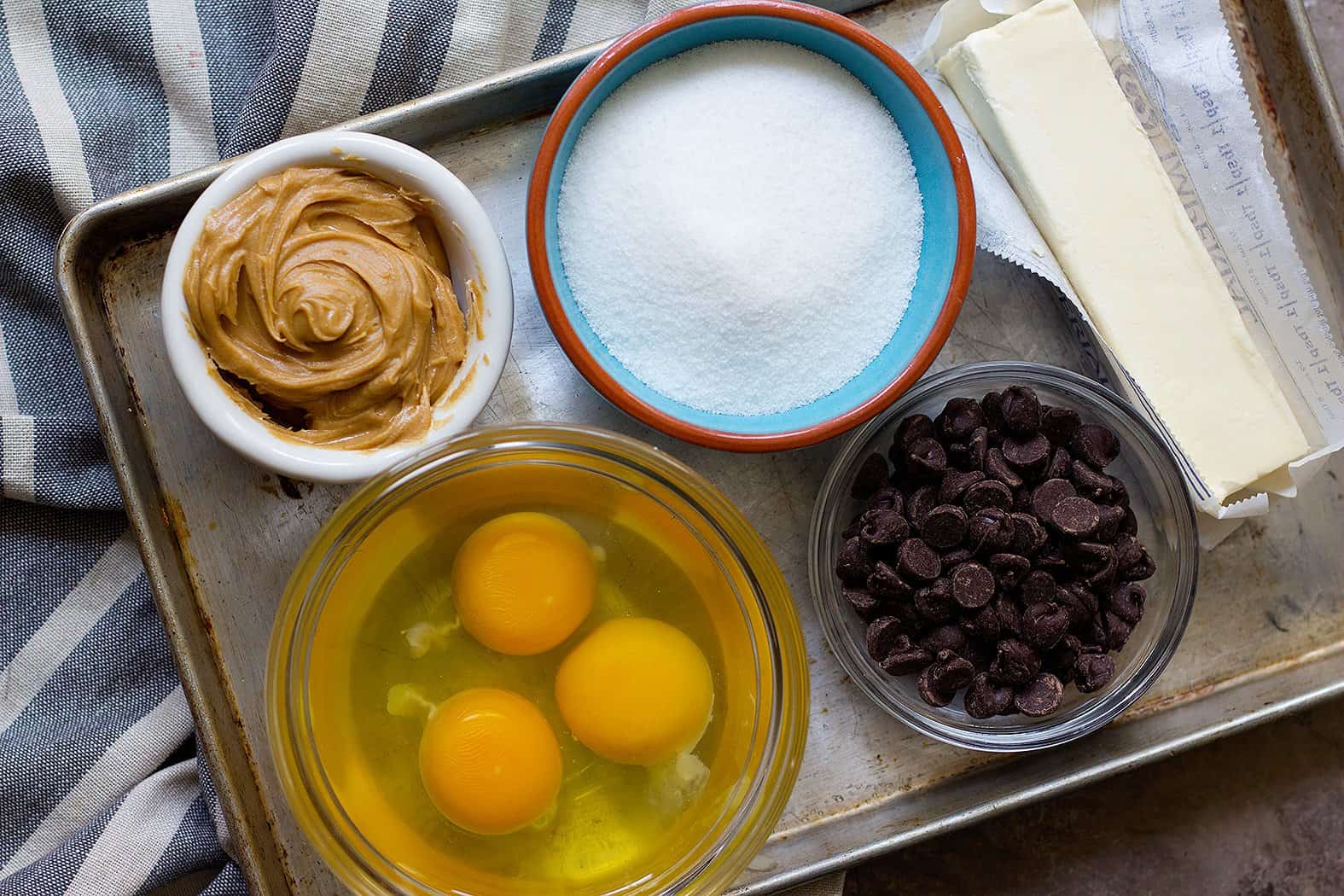 To make brownies with peanut butter you need butter, chocolate, eggs, sugar, flour and peanut butter. 