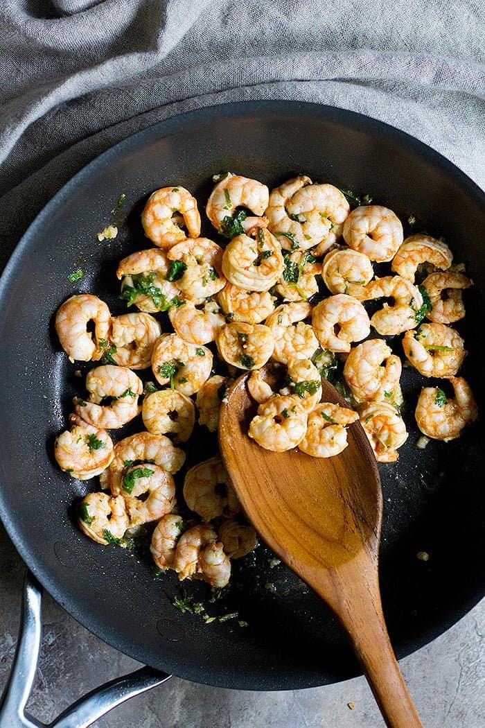 Cook the shrimps in olive oil for about a minute. 
