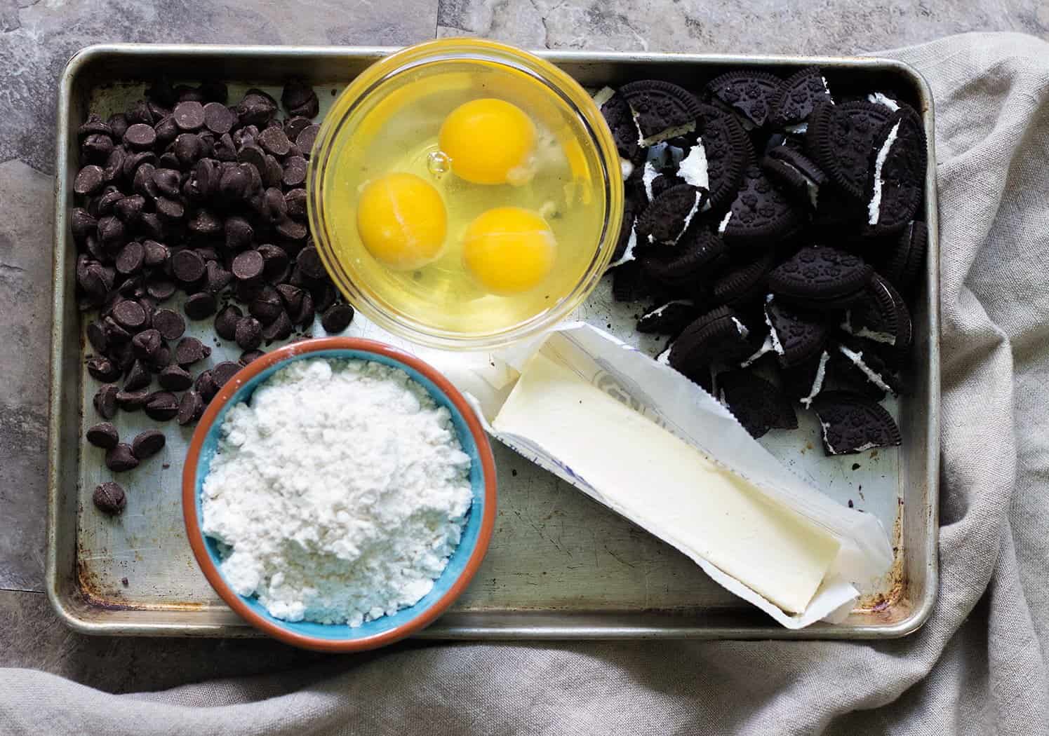 For this simple oreo brownies recipe you need chocolate, butter, eggs, sugar, flour and oreos. 