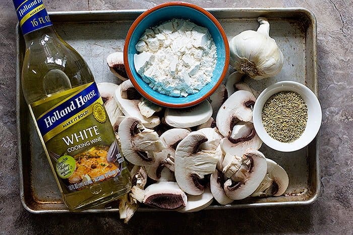Mushroom gravy ingredients are mushrooms, garlic, pepper, flour and cooking wine. 