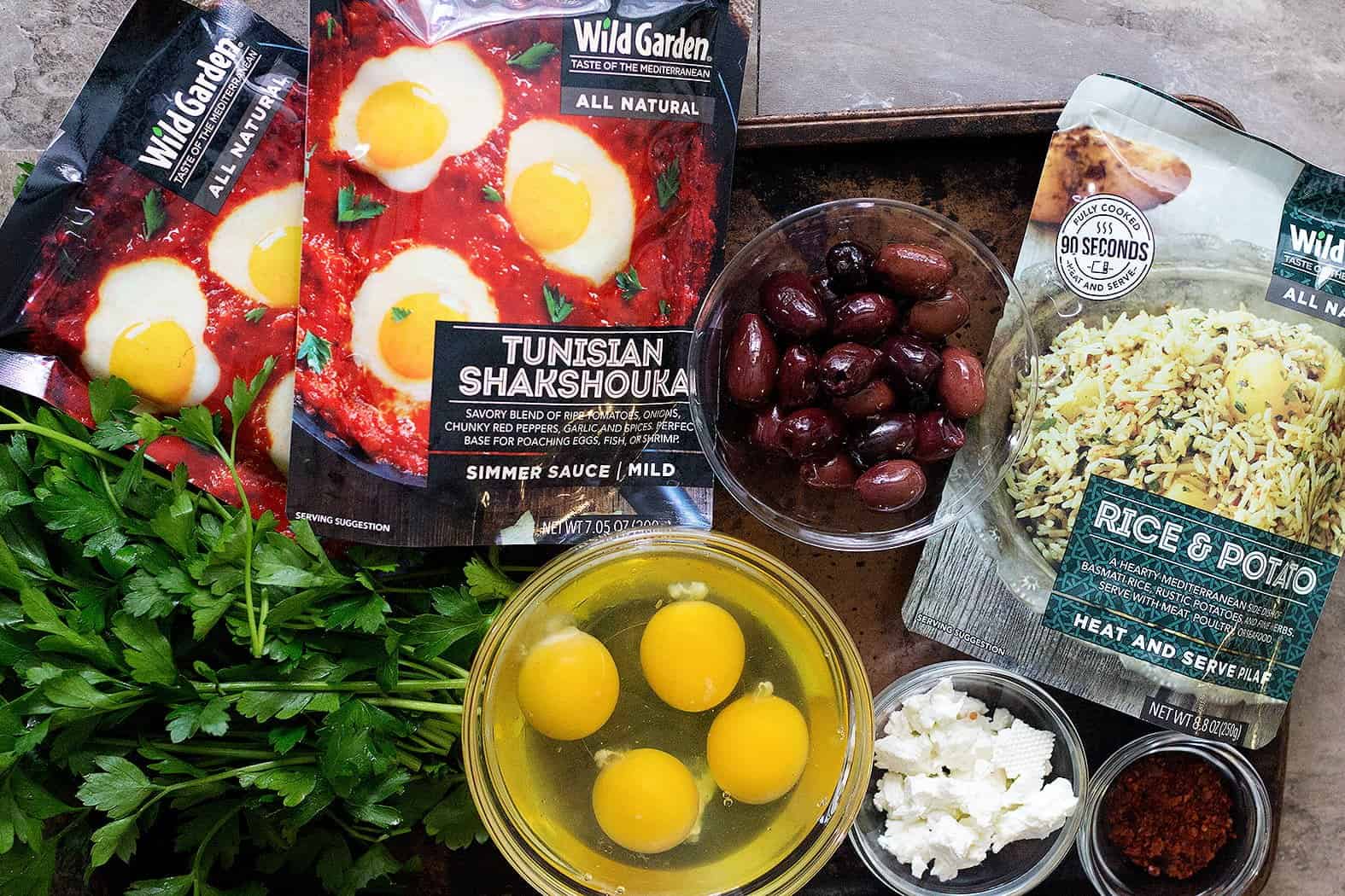 For this easy Shakshuka recipe you need shakshuka sauce, eggs, olives, parsley, feta and pilaf. 