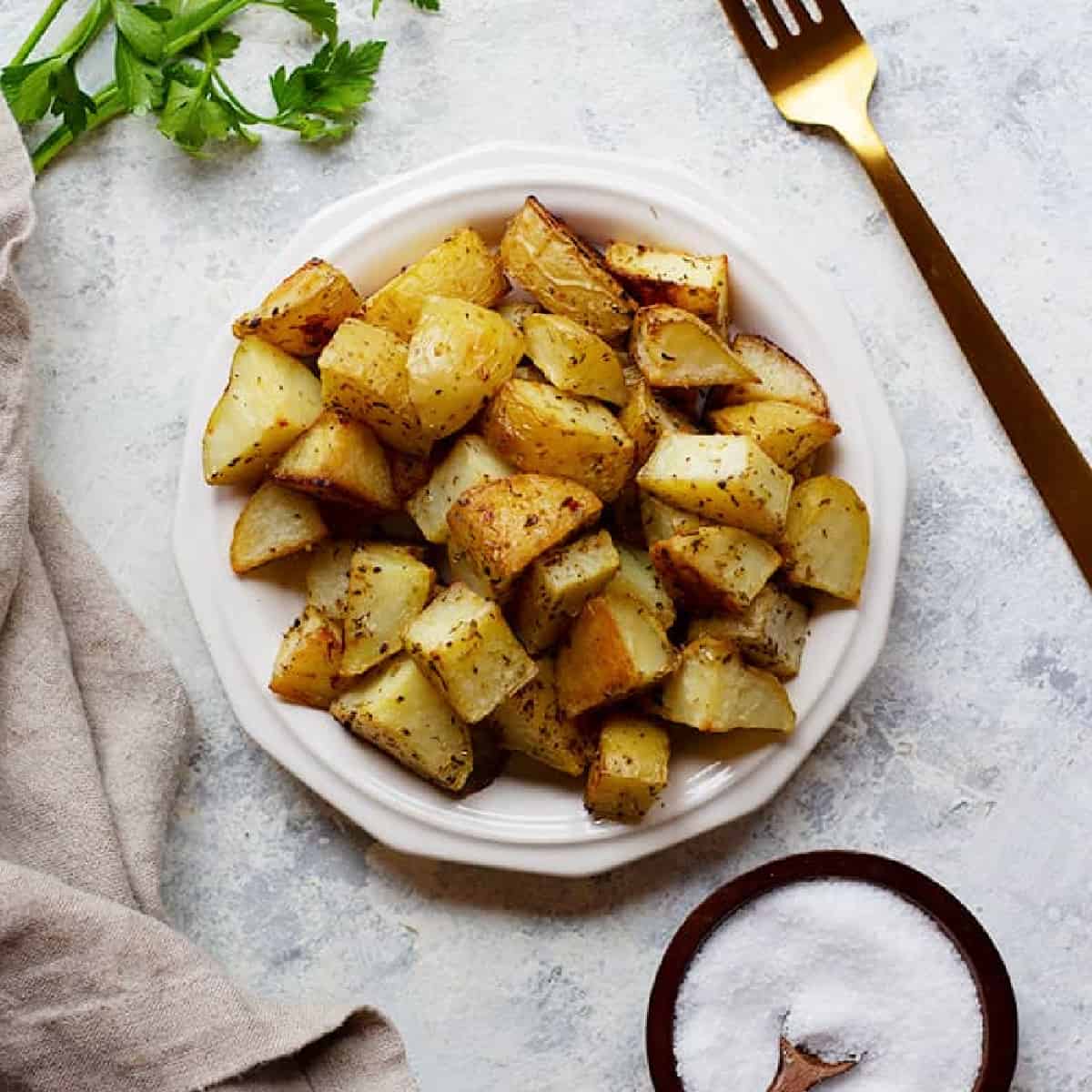 This oven roasted potatoes recipe is easy and makes the perfect side dish. Flavored with garlic and roasted to perfection, these potatoes are irresistible. These potatoes are crispy on the inside and tender on the inside, and are the perfect addition to your dinner table.