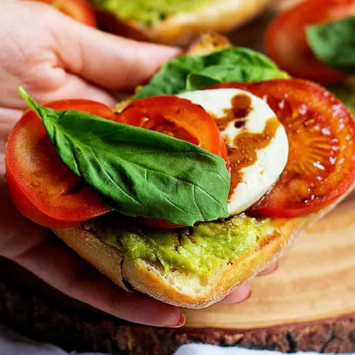 Caprese sandwich with avocado is perfect for weekdays. You can make this sandwich with just a few ingredients in only 15 minutes.
