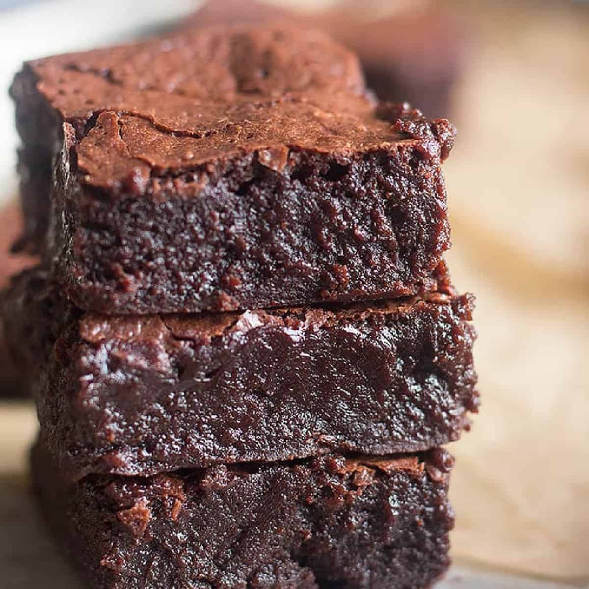 Flourless brownies are rich and fudgy, and they're made with only 6 ingredients! These flourless brownies are naturally gluten free and super moist! 
