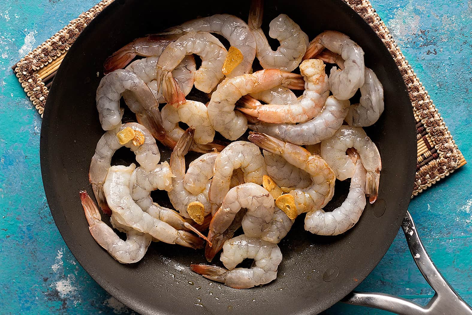 Cook prawns in the garlic olive oil sauce. 