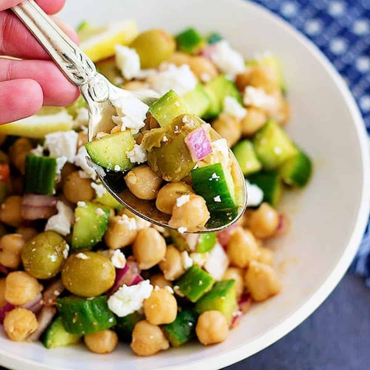 Ready in 10 minutes, this Greek chickpea salad is the perfect lunch or dinner for weekdays. You only need a few ingredients to make this hearty and healthy salad.