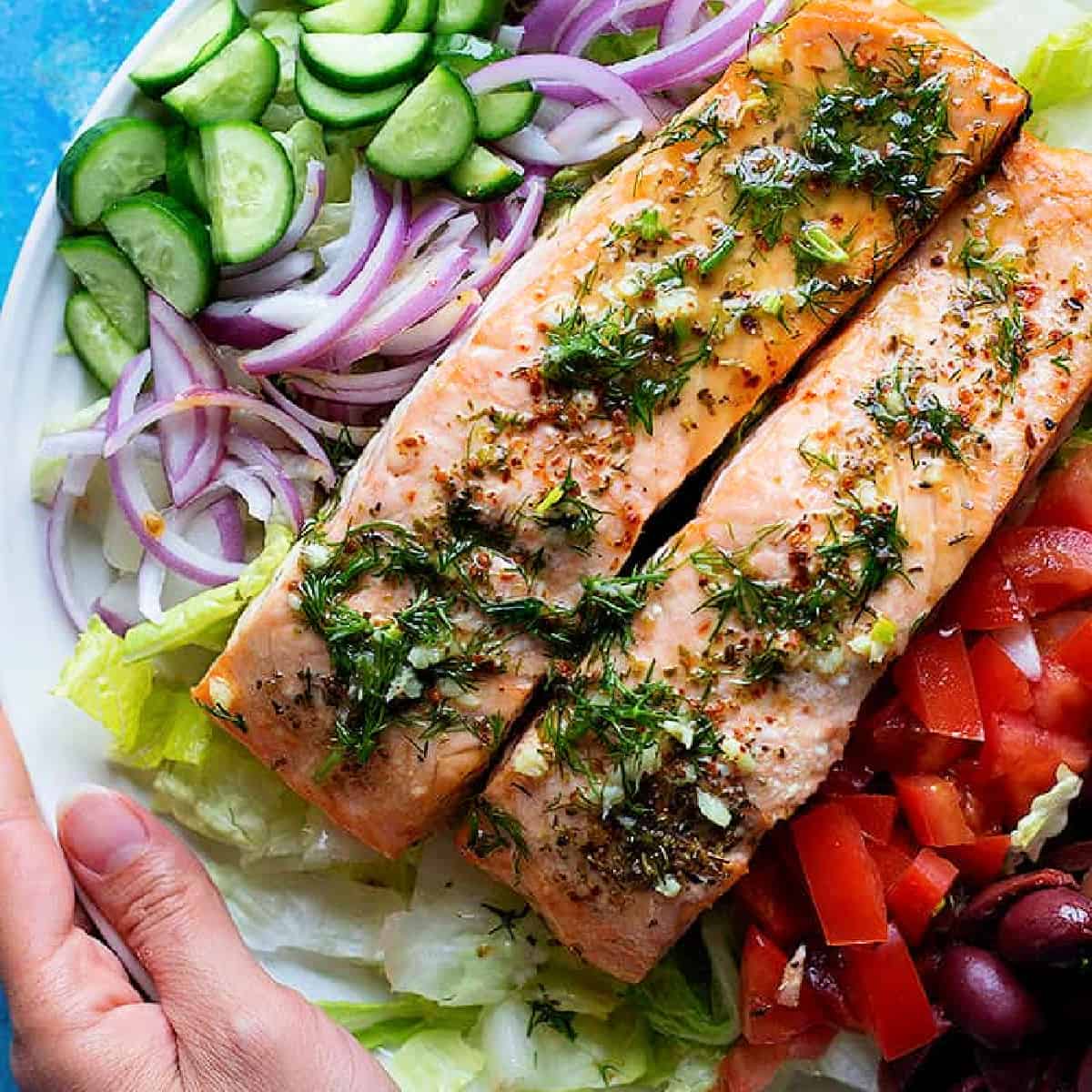 Ready in 30 minutes, this Greek salmon salad is perfect for lunch or dinner. You only need a few ingredients and some good salmon to make it!

