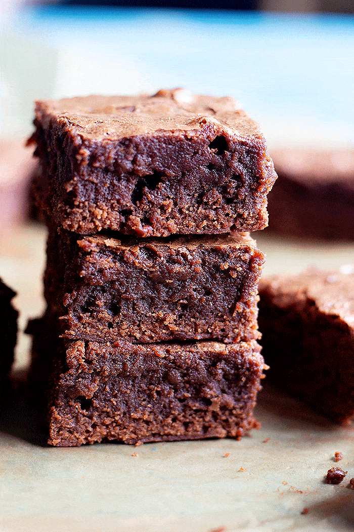 Rich Nutella brownies are made with just a few ingredients and are incredibly fudgy and tasty. Make sure to watch the video to learn how to make these brownies. 