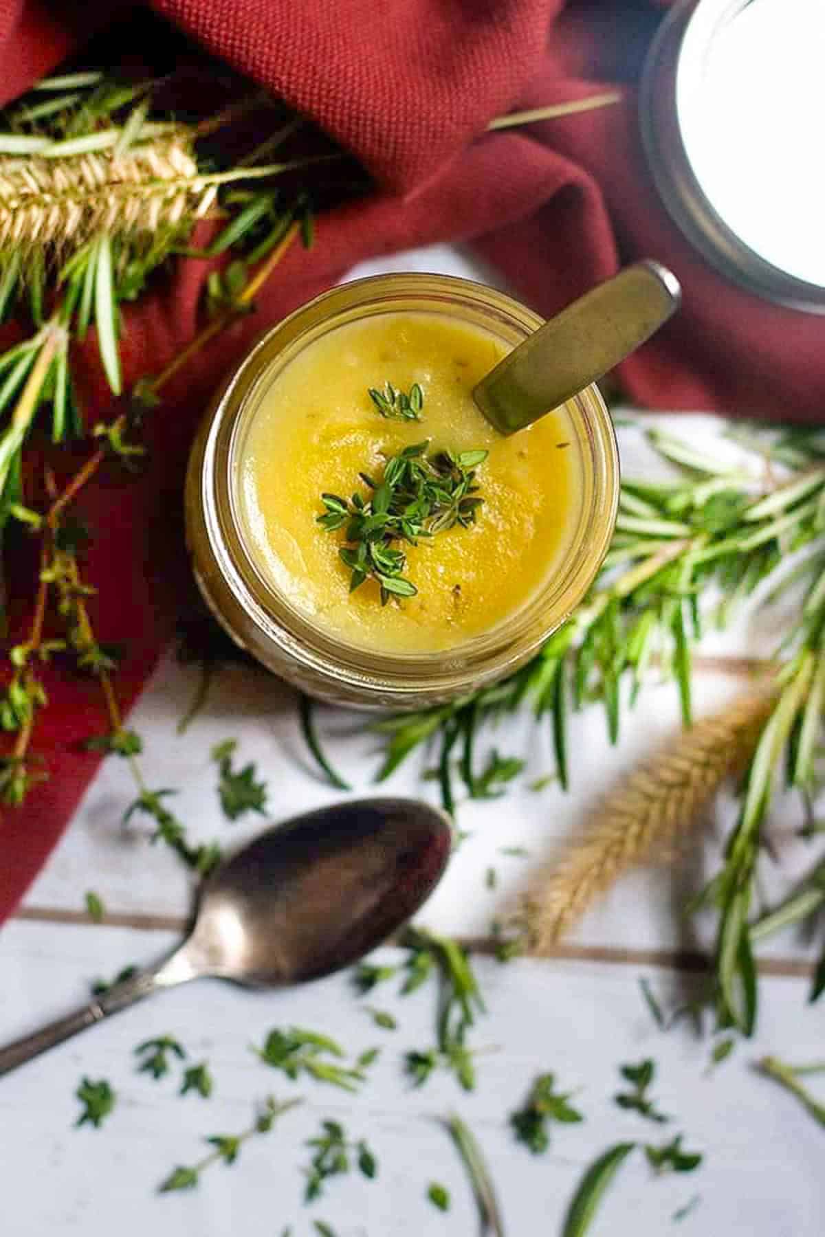 Turkey gravy recipe without drippings made with turkey stock.