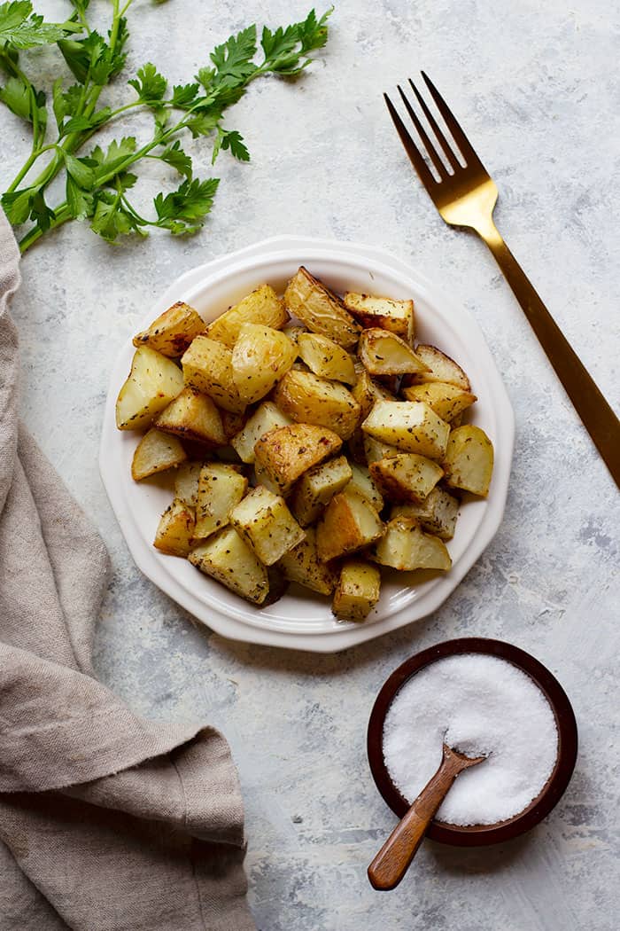 This oven roasted potatoes recipe is easy and makes the perfect side dish. Flavored with garlic and roasted to perfection, these potatoes are irresistible. These potatoes are crispy on the inside and tender on the inside, and are the perfect addition to your dinner table. 