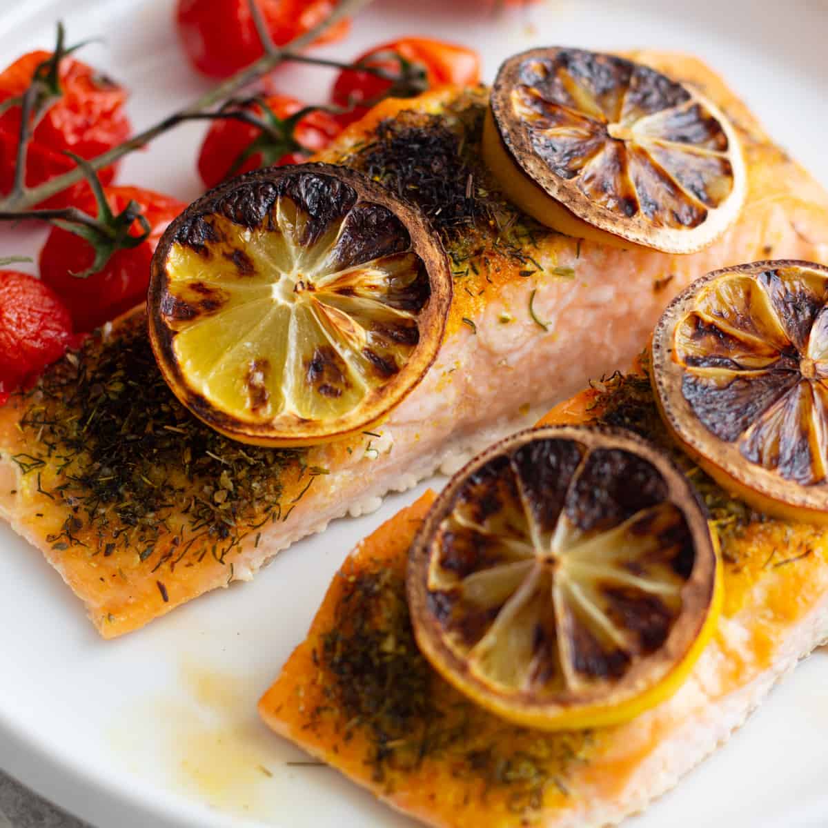 easy healthy dinner ideas - You can make this delicious spiced broiled salmon recipe in less than 15 minutes. Broiling is the way to go for a fast, tasty and satisfying salmon dinner!
