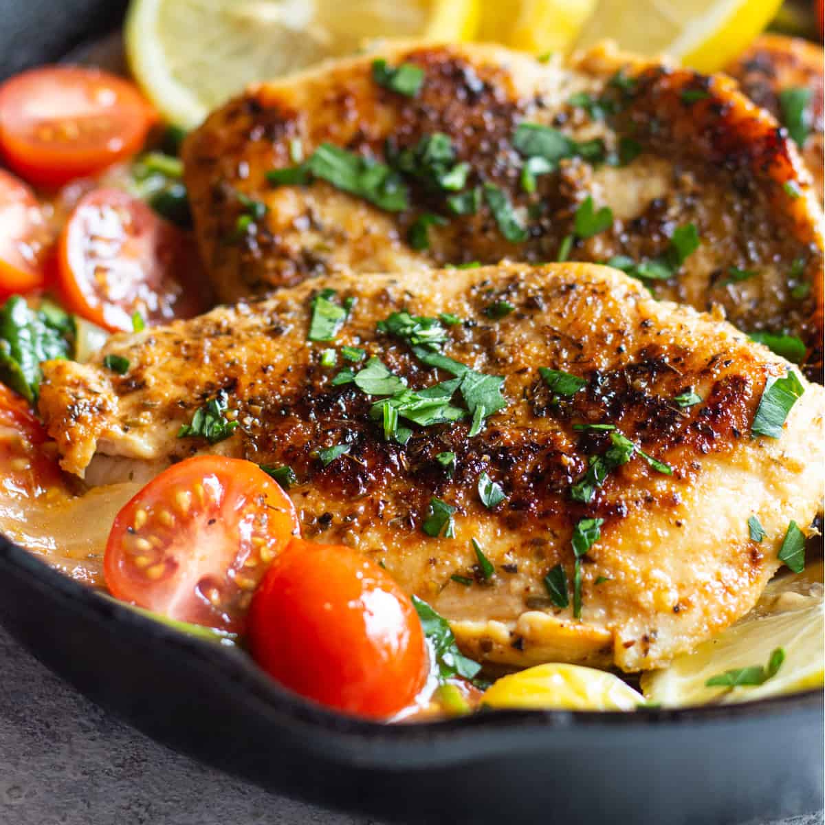 Ready in 30 minutes, this Italian chicken skillet recipe is a great option for a healthy and comforting dinner. This is a simple skillet chicken recipe that calls for real ingredients and is seasoned with bright spices and lemon.
