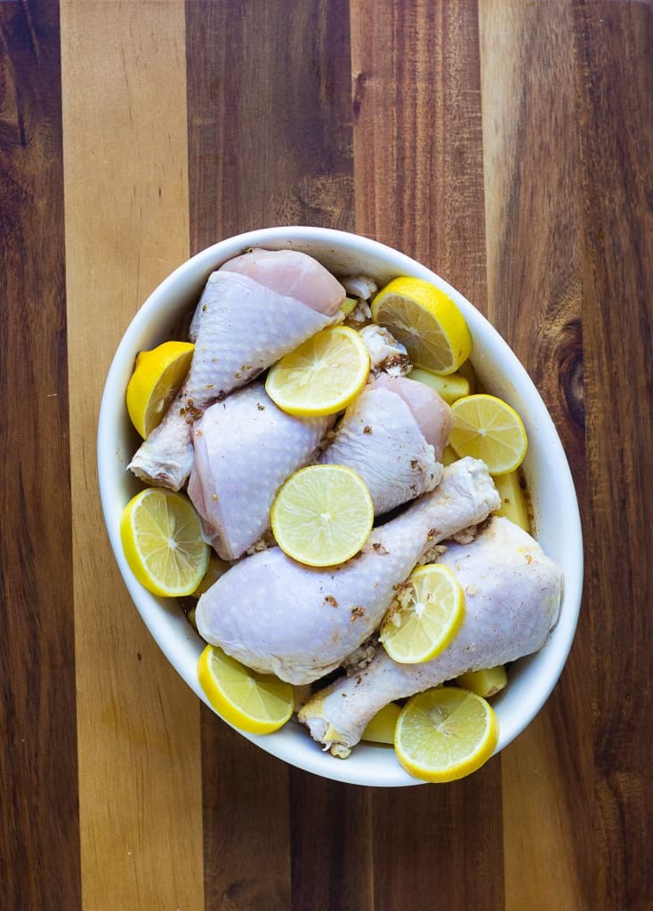 pour the sauce on the chicken and add lemon slices.
