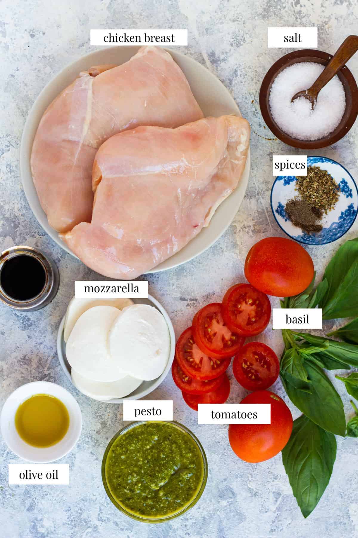 To make this recipe, you need chicken, tomatoes, mozzarella, pesto, spices and olive oil.